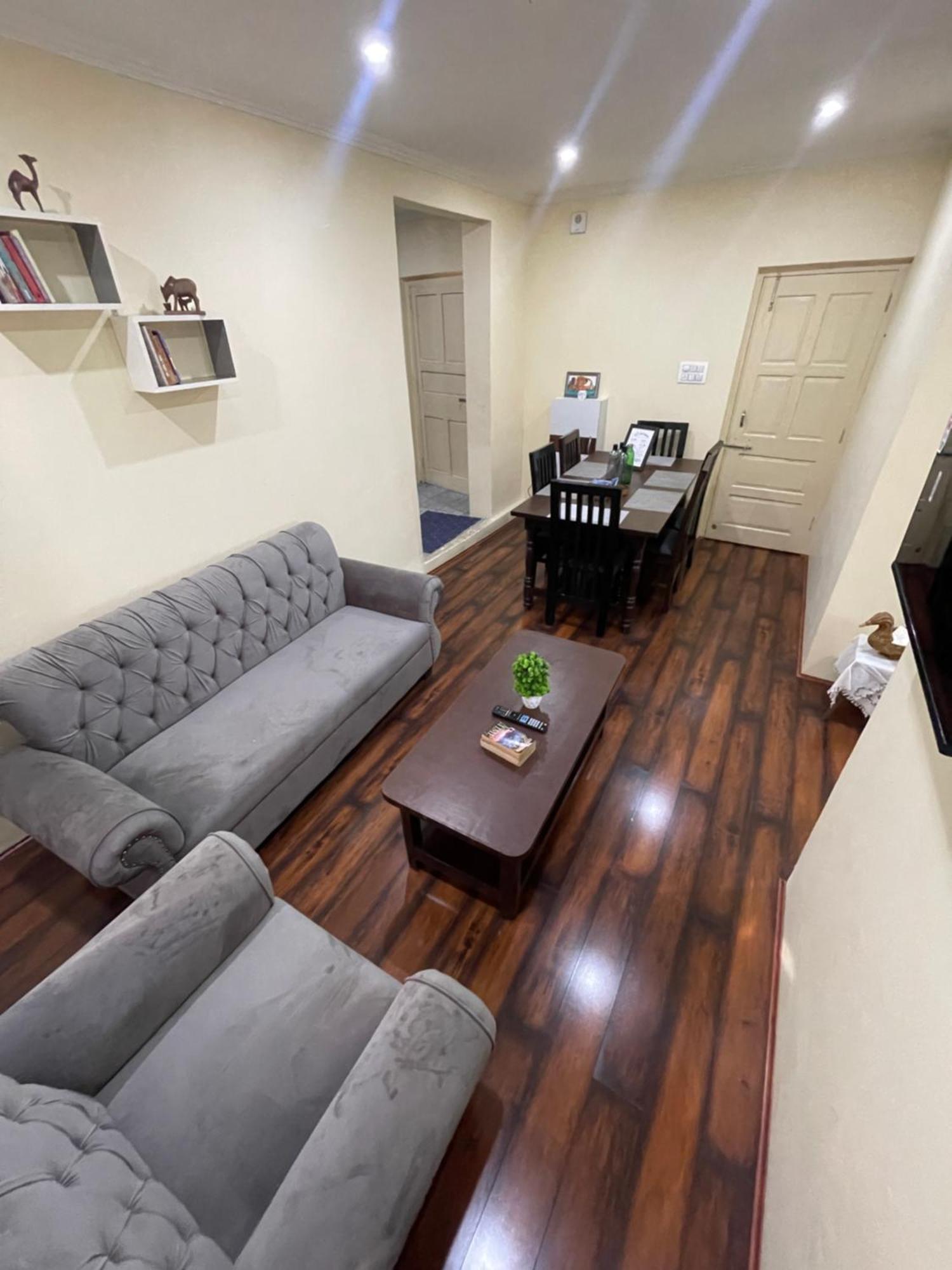 Khwaab Gah By The Khayabaan-Homestay Apartments Fully Furnished With Functional Kitchen, Wifi & Parking In City Centre Srīnagar Zimmer foto